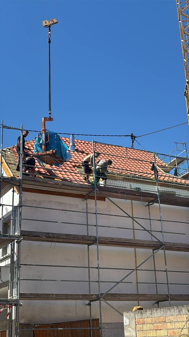 Dachdecker bei der Arbeit auf dem Gerüst